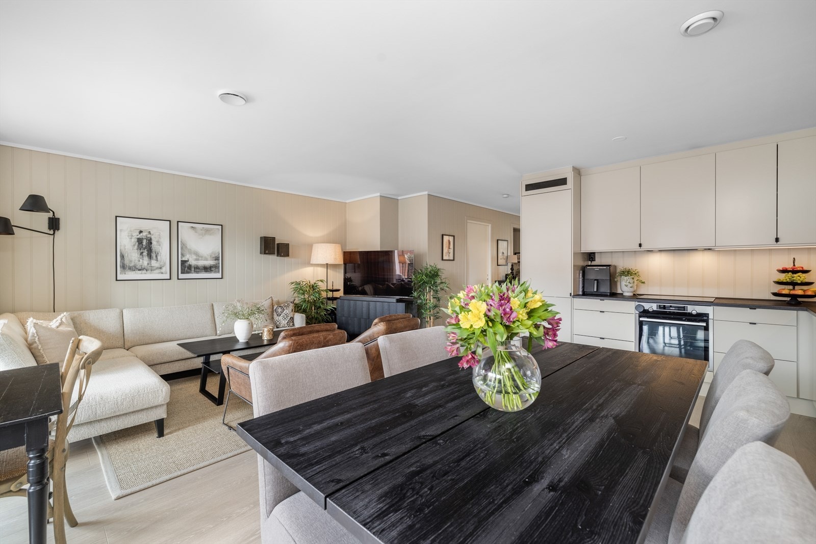 Store vindusflater ut mot vest fra stue med fint lysinnslipp. I vinduer er det montert plissègardiner med solskjerming i 2023. Galleribilde