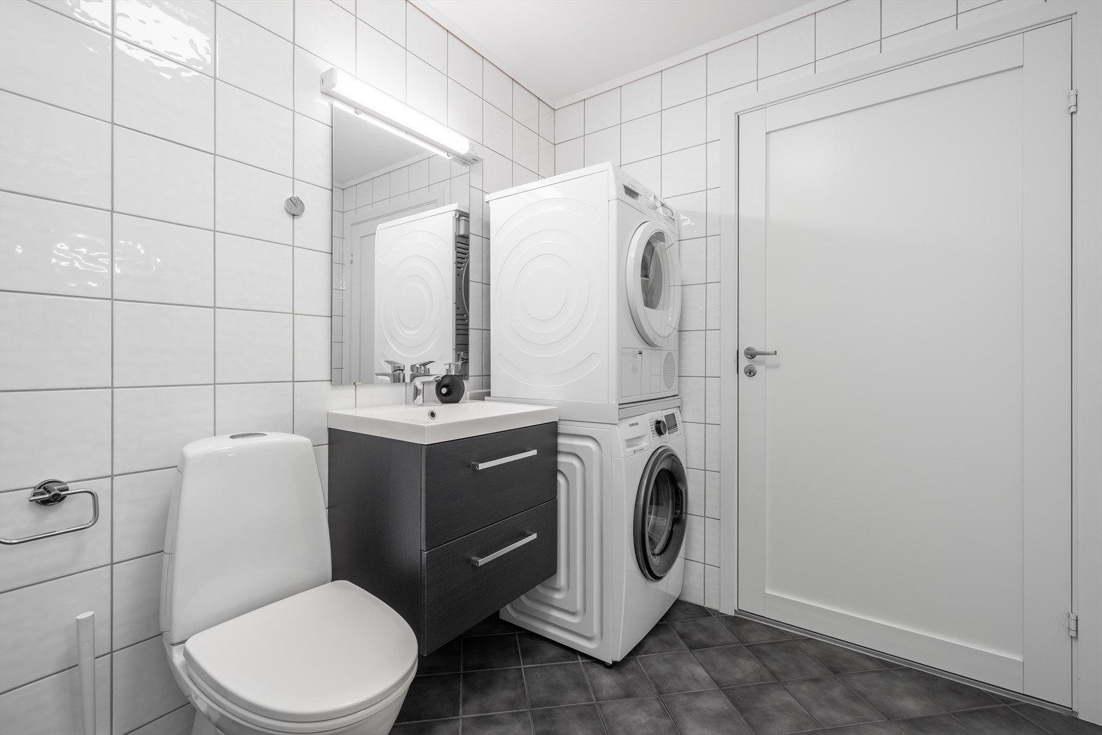 Rommet har også opplegg og plass for vaskemaskin og tørketrommel. Det er varmekabler i gulv på baderom. Galleribilde