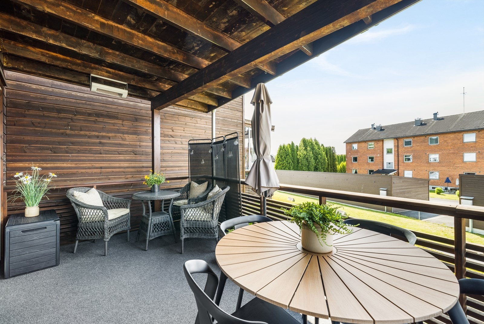 Solfylt, vestvendt veranda på ca. 13 kvm med takoverbygg hvor det er god plass til diverse utemøblement hvor en kan etablere hyggelige utesoner. Galleribilde