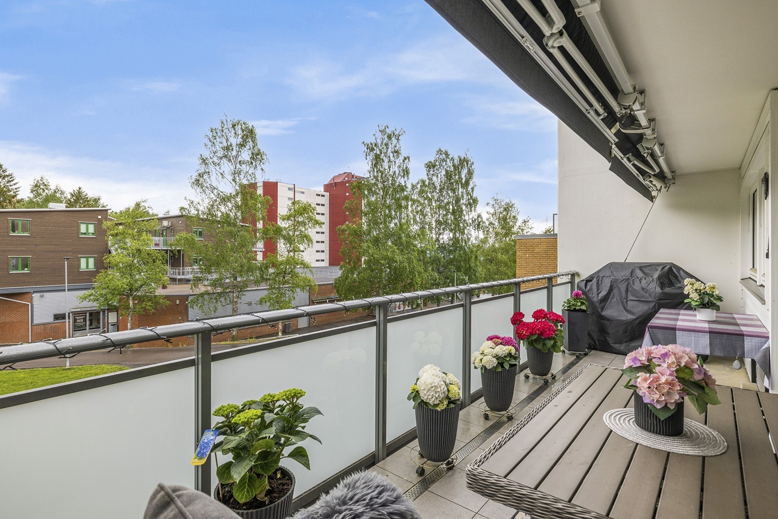 Her kan du enkelt skape en hyggelig uteplass med sofagruppe, spisebord og grill. I taket er det stor markise som skjermer for solen på de varmeste dagene. Galleribilde