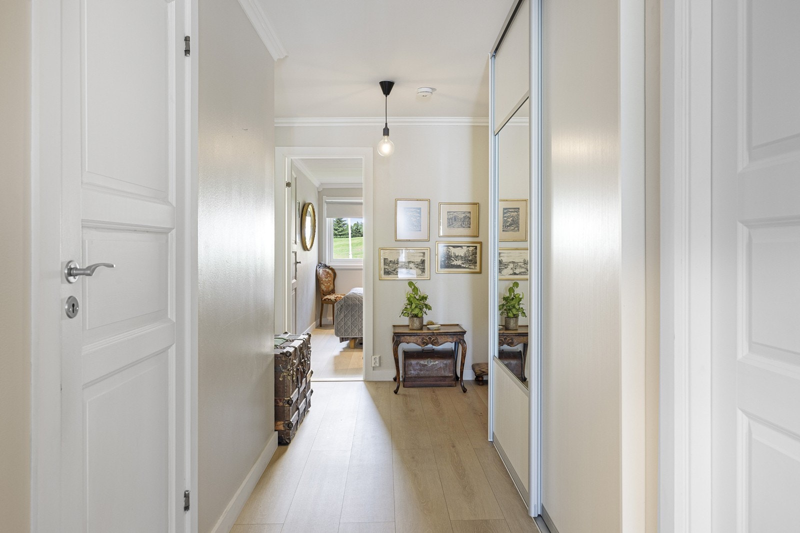 Entreen er lys og åpen, og jakker og annet yttertøy ryddes enkelt bort i en skyvedørsgarderobe med dels speilfront. Galleribilde