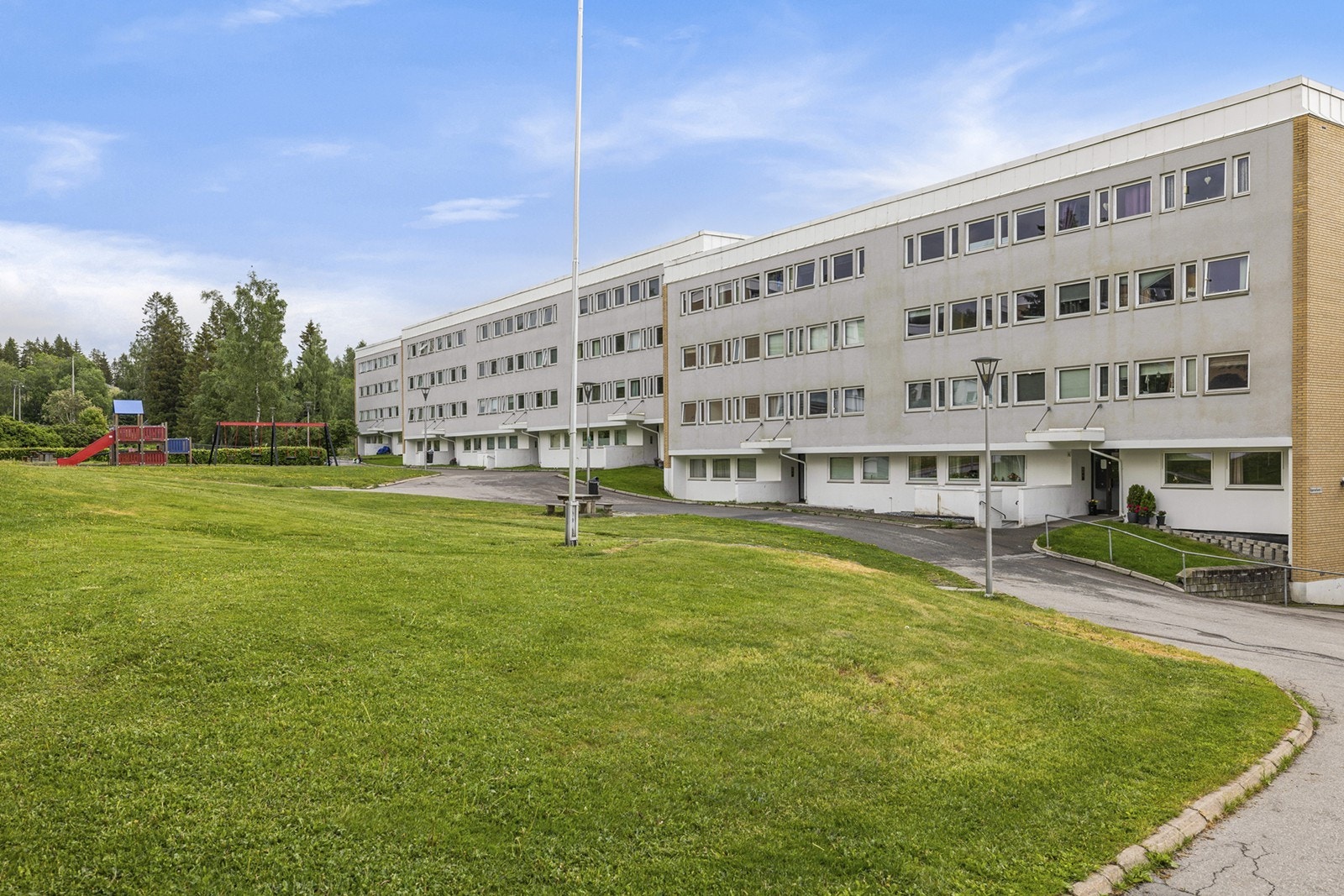 Ellers finnes det private, asfalterte stikkveier mellom bebyggelsen, p-plasser og gjesteparkering. De interne veiene er sperret med bom, noe som gir "bilfritt" nærmiljø. Galleribilde