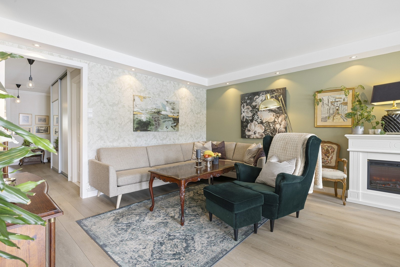 Stuen er lett å møblere med sofagruppe og annet møblement. Galleribilde