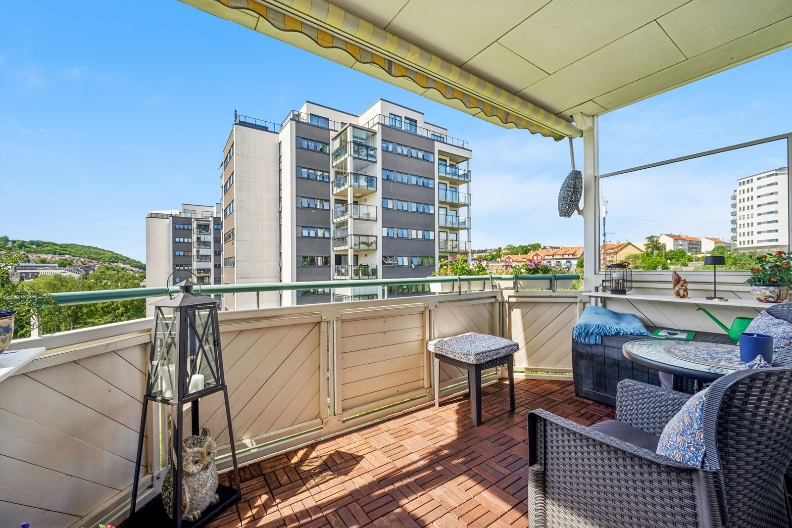 Balkongen er av god størrelse, og har både flott utsikt og gode solforhold. Den er utstyrt med treheller på gulvet og markise som skjermet god for solen. Galleribilde