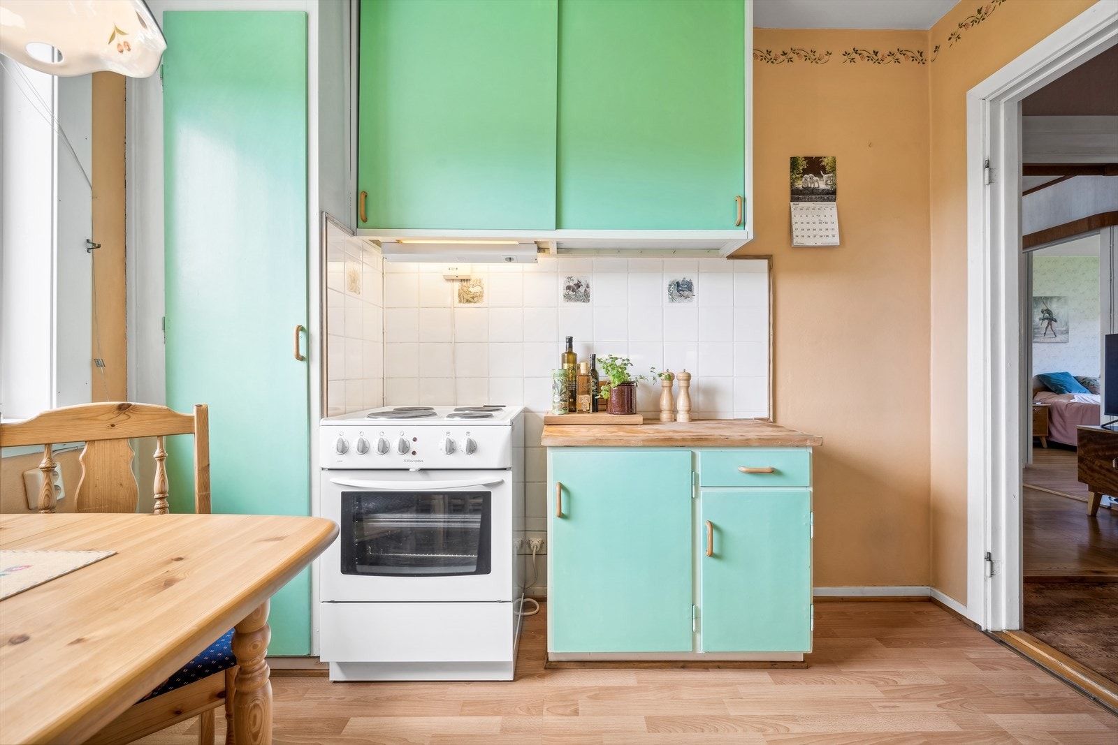 Innredningen har hvite stammer og fronter i en stilig grønnfarge. Galleribilde