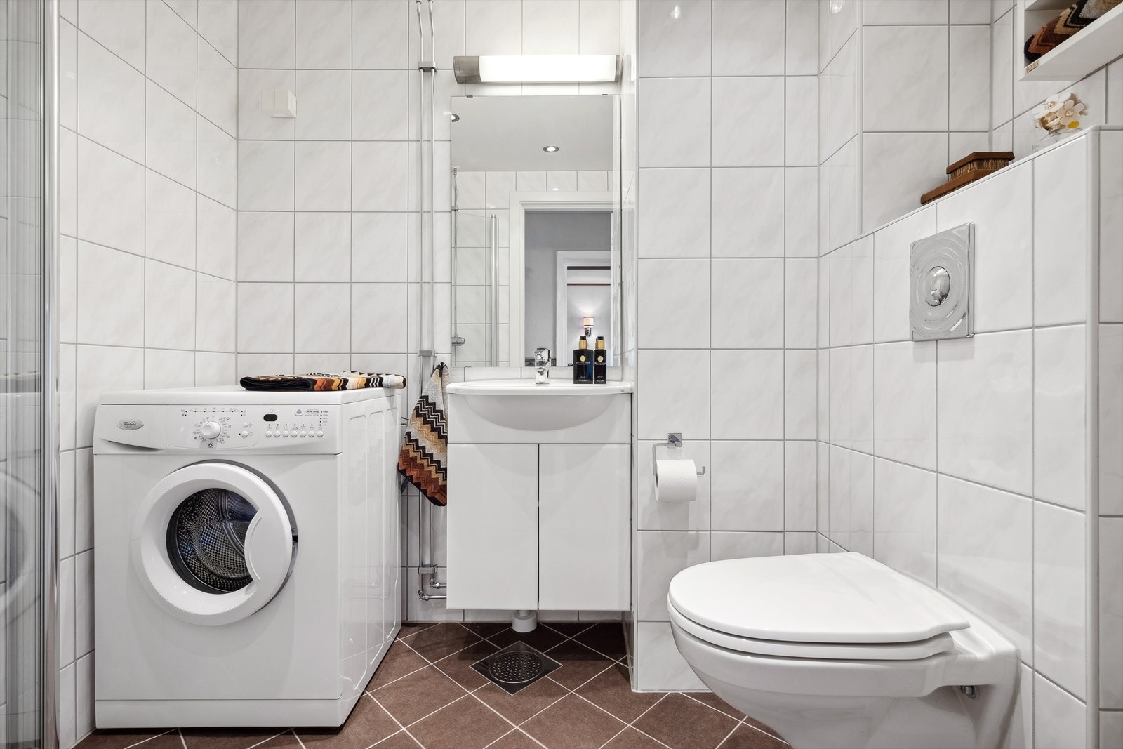 Baderommet ble renovert i regi av borettslaget i 2010. Det har pene, flislagte overflater på gulv og vegger, varmekabler, vegghengt toalett og opplegg for vaskemaskin. Galleribilde