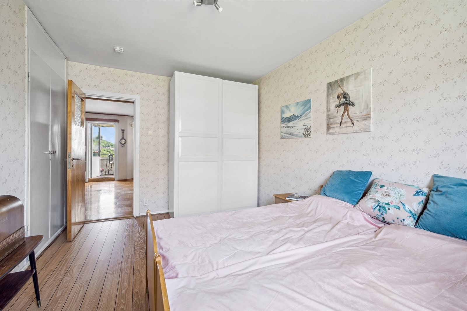 De er begge av god størrelse, med god plass til både senger, garderobeløsninger og diverse øvrig møblement. Galleribilde