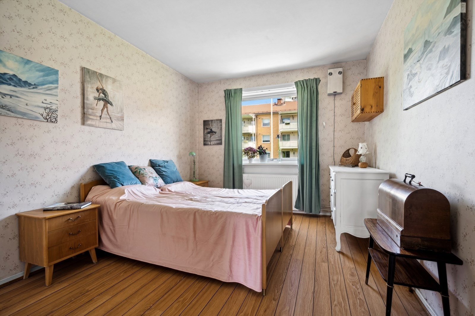 Soverommene ligger begge med vinduer vendt ut mot baksiden av bygget, og rommene holder seg dermed svale og behagelige utover ettermiddagen og kvelden. Galleribilde