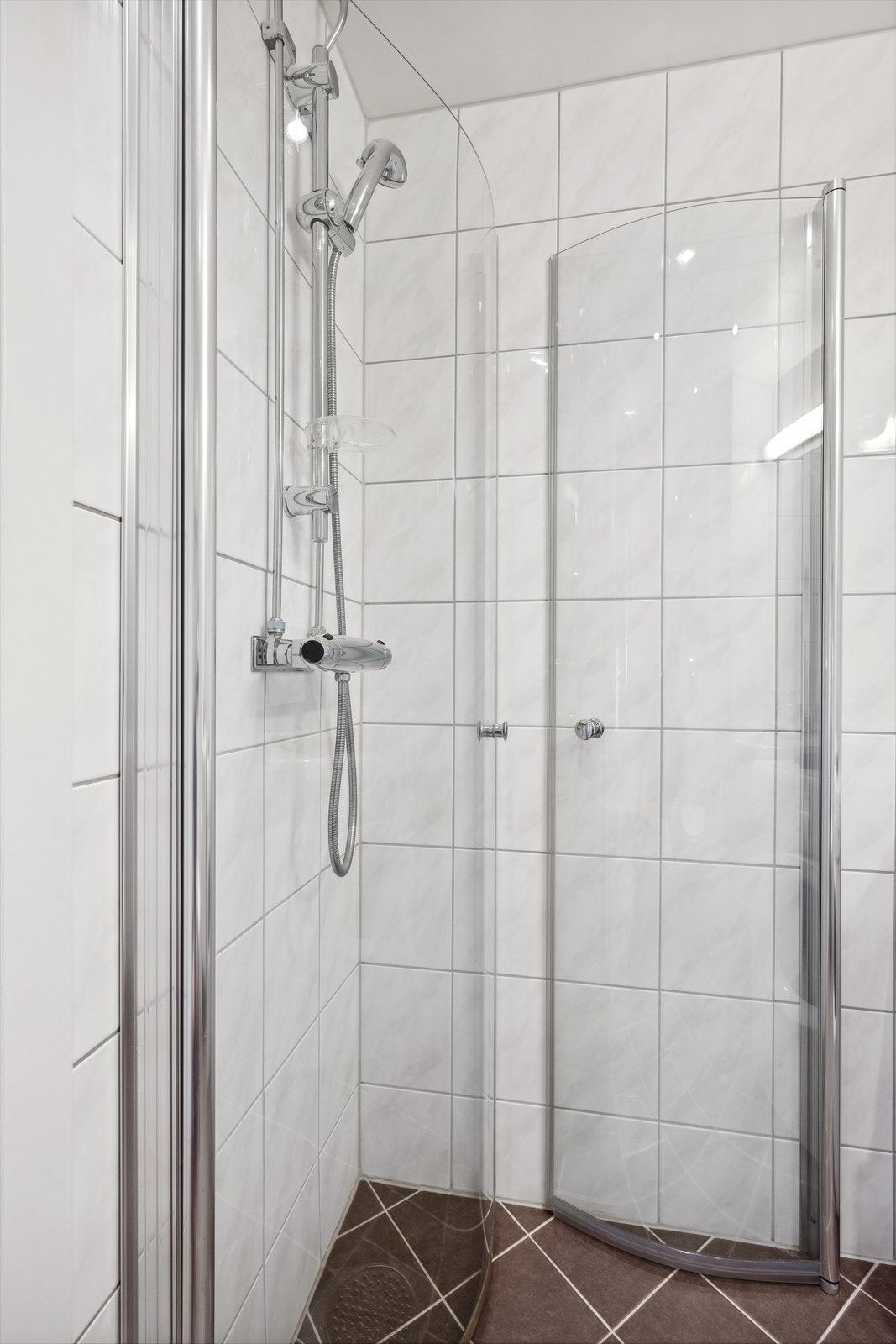 Det har også et praktisk dusjhjørne med svingbare glassvegger. Galleribilde