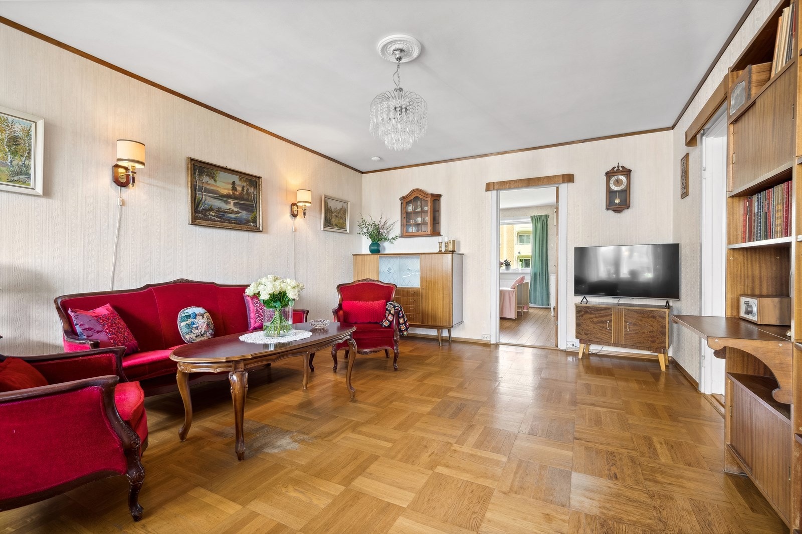 Rommet har eldre mønstret parkett på gulvet og tapetserte vegger. Galleribilde