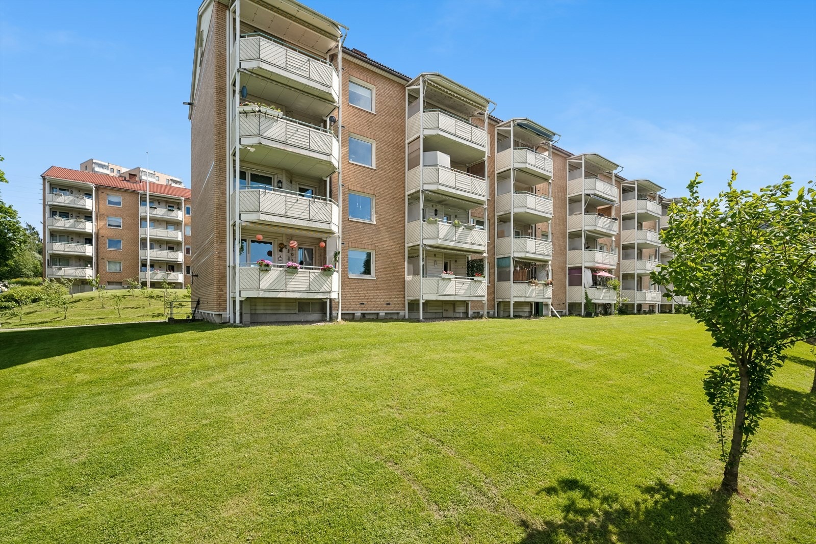 Borettslaget ligger fint til i rolige, grønne omgivelser. Det er kort vei til flotte turmuligheter langs Alnaelva, og det er samtidig kort gangavstnand til både buss og t-bane, nærbutikker, skoler og barnehager. Galleribilde