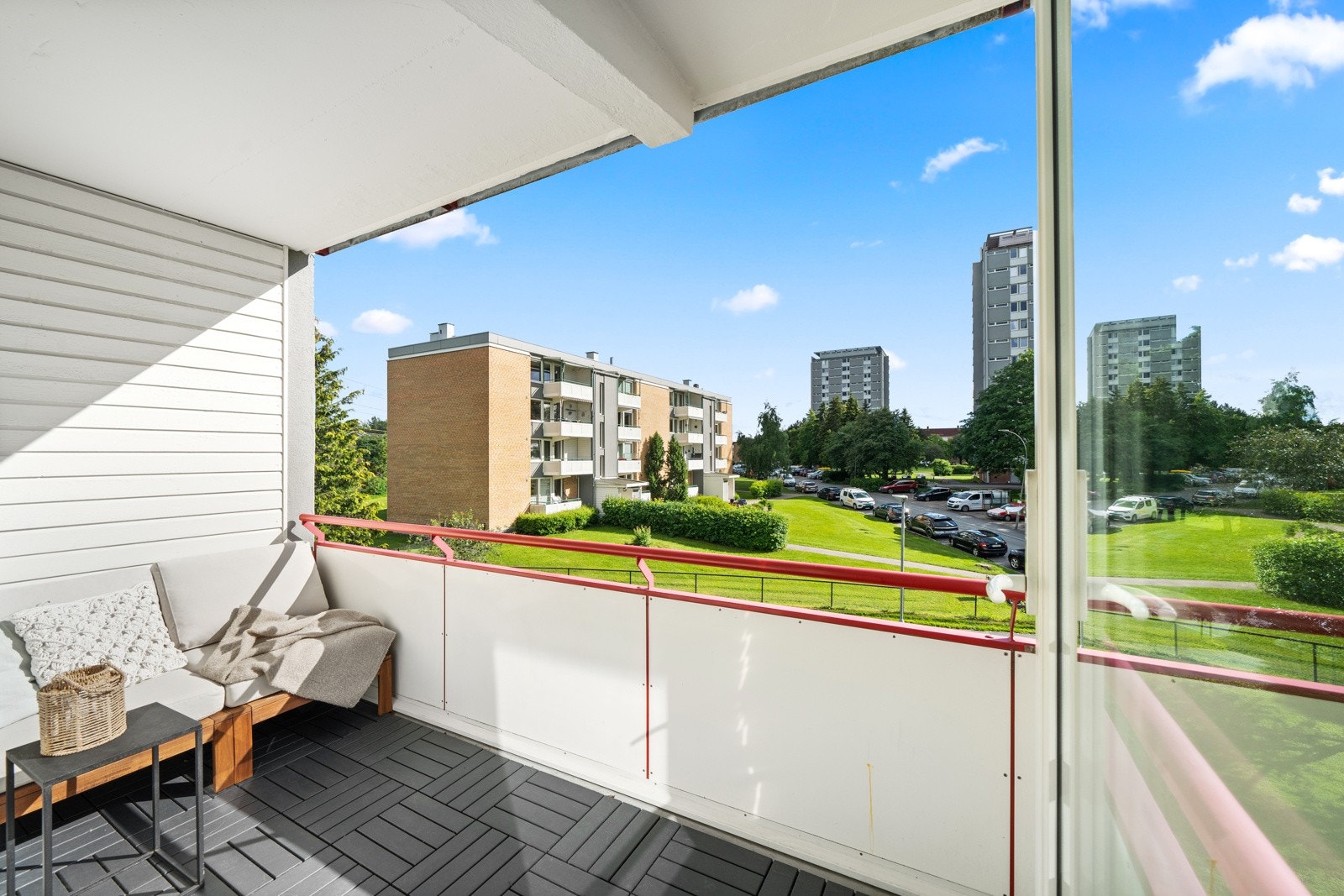 Balkongen vender mot sydvest og har gode solforhold, så her kan du nyte varme sommerdager. Galleribilde