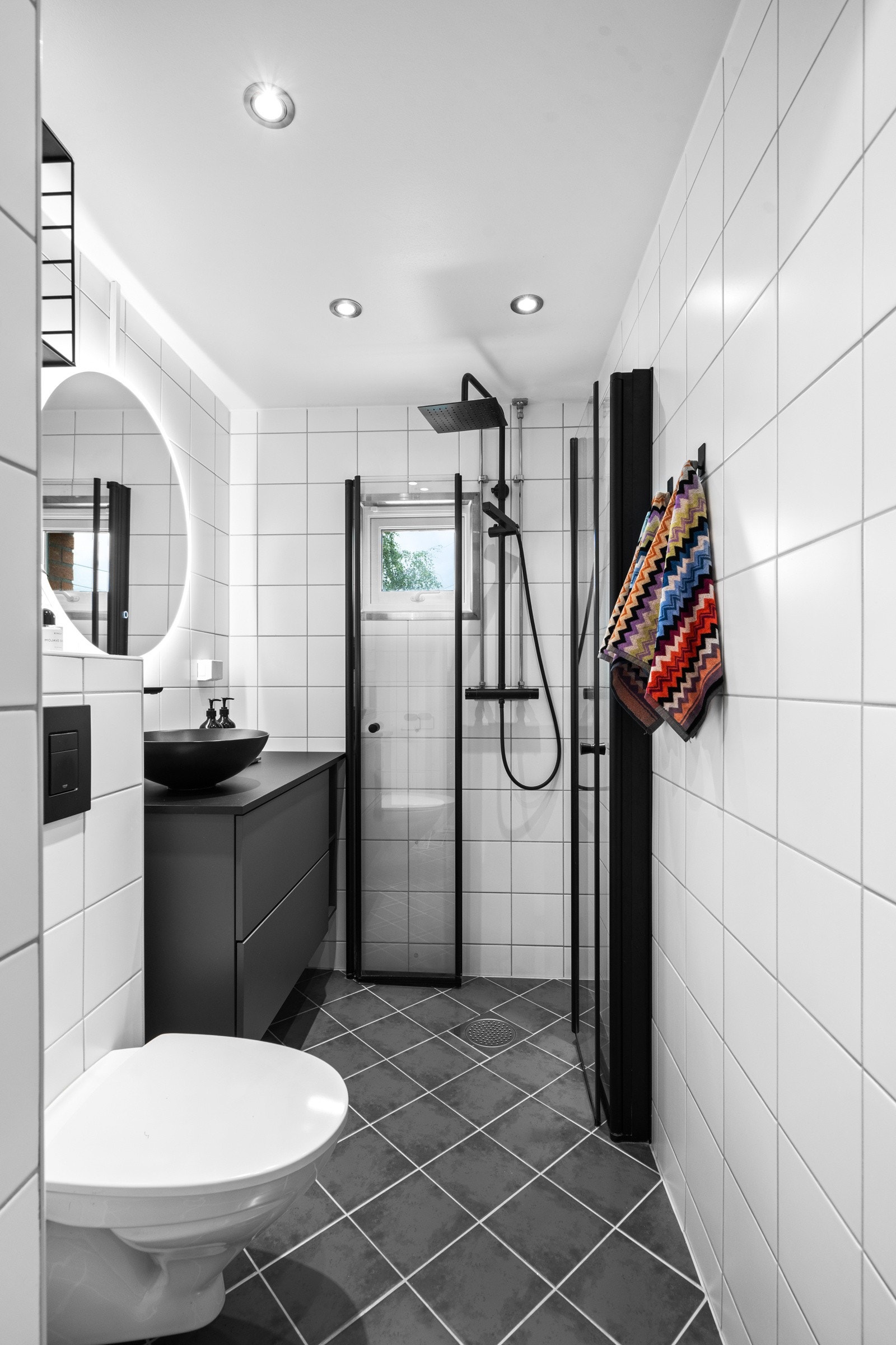 Lekkert baderom med gulvvarme som er både tidløst og praktisk. Badet ble tatt i regi av borettslaget i 2011. Galleribilde