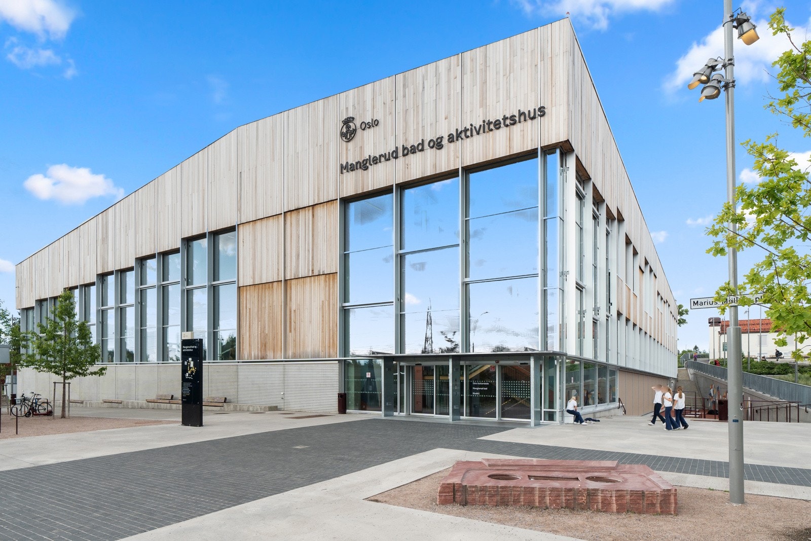 Manglerud bad og aktivitetshus har plass til både fritidsklubb, kulturskole og badeanlegg. Galleribilde