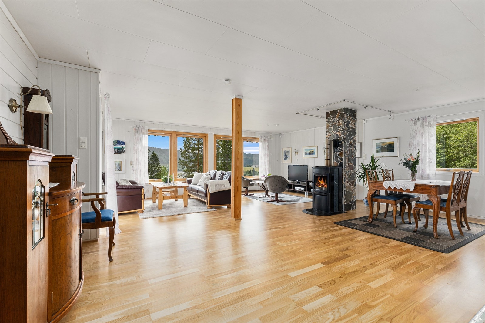 Boligen er oppvarmet med peisovn i stuen som bidrar til ekstra hyggelig stemning på sene kvelder. Galleribilde