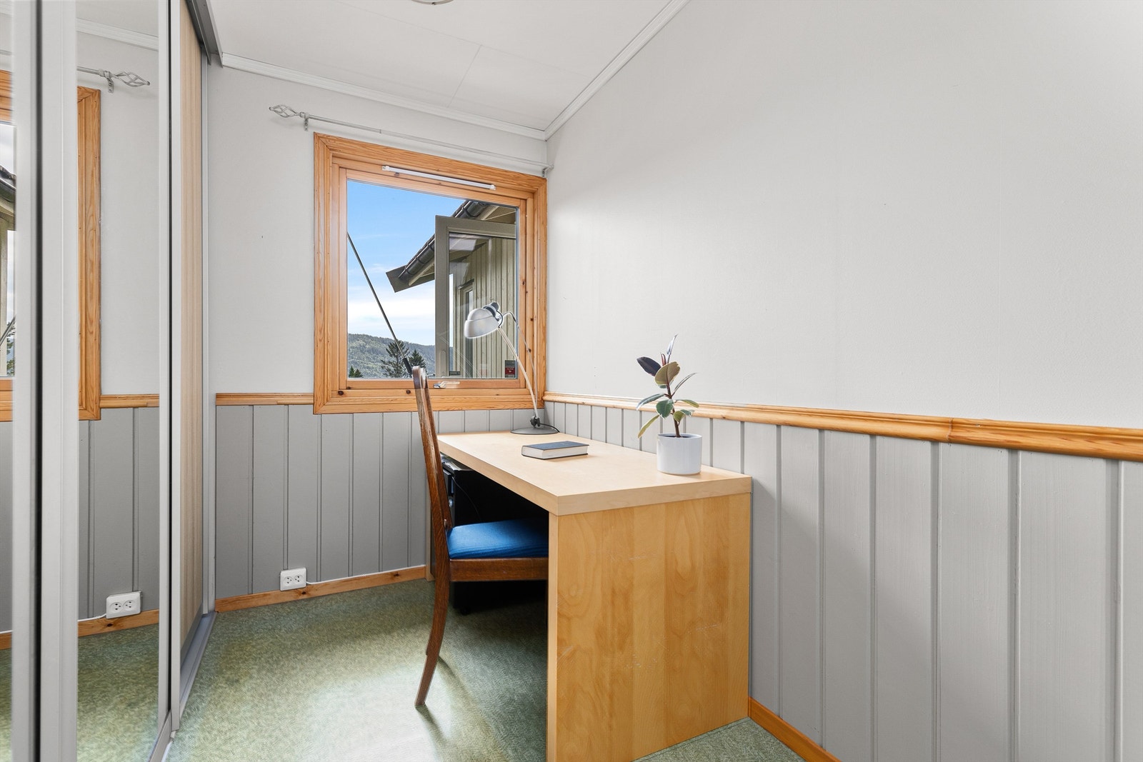 Soverom 2 er på 7 kvm og er i dag innredet som kontor. Galleribilde