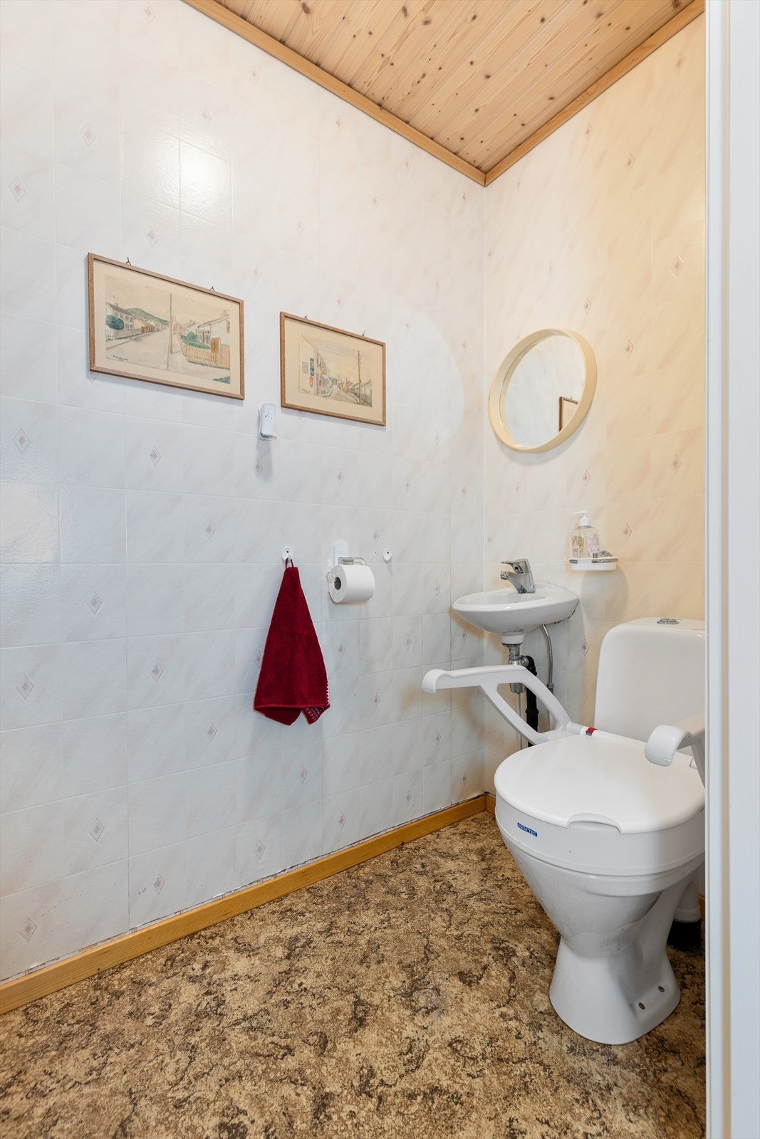 Praktisk separat toalettrom i forbindelse med badet og entréen. Galleribilde
