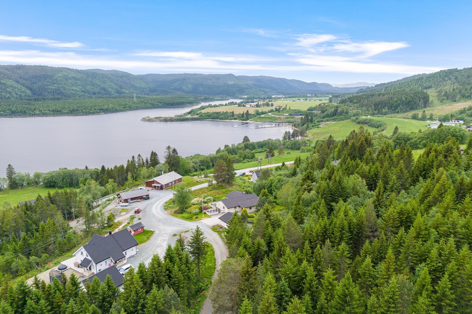 Eiendommen har også umiddelbar nærhet til flotte tur- og friluftsområder, og med Selbusjøen så og si rett utenfor inngangsdøren. Videre renner Nidelva tvers gjennom Tanem og Klæbu sentrum, og byr på et godt ørretfiske. Galleribilde
