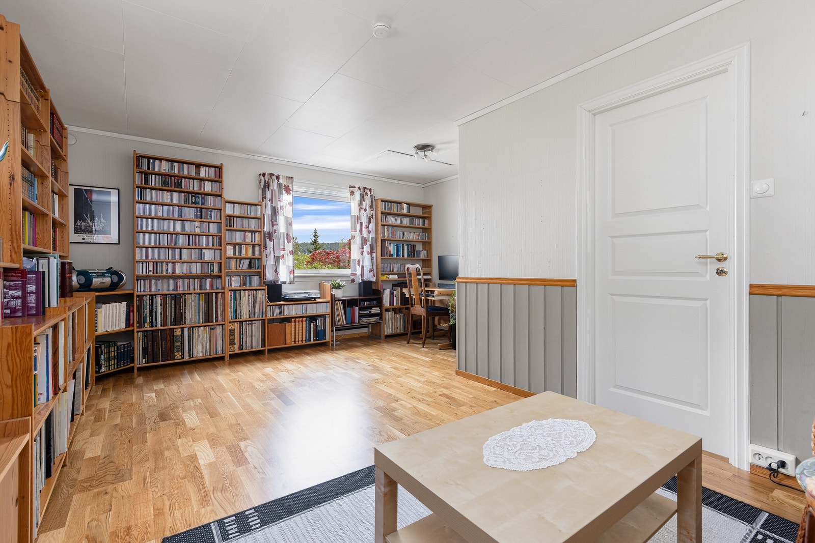 Soverom innredet som stue. Soverommet har tidligere vært innredet med to soverom, men det er i senere tid fjernet en vegg for å skape en ekstra stue. Galleribilde