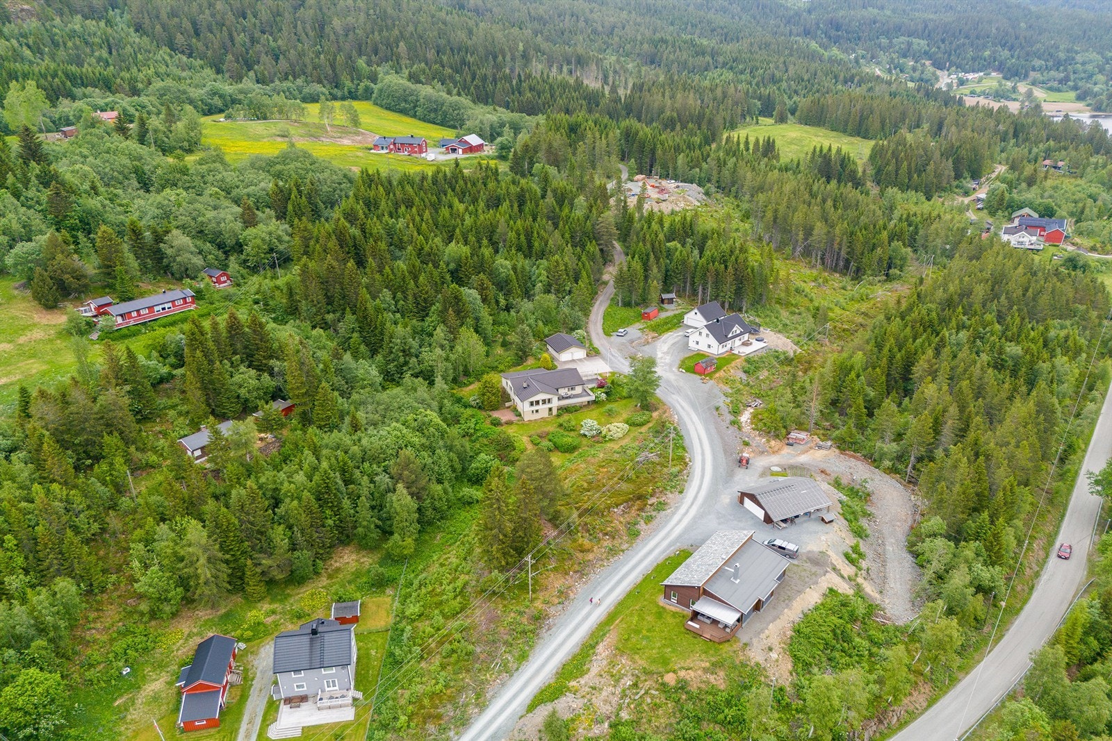 Coop Ekstra og Bunnpris er nærmeste dagligvare, og ligger 8 minutter unna med bil. Området er landlig, men likevel bare en 25 minutters kjøretur fra Tiller, med bl.a. kjøpesenteret City Syd, byggevarehus og restauranter. Galleribilde