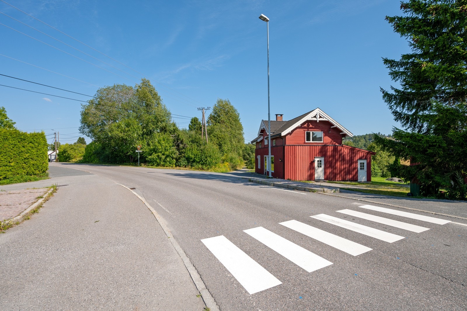 Det tar omtrent ett kvarter å gå til Bjørkelangen barne- og ungdomsskole, og kun 10 minutter til Bjørkelangen vgs. Galleribilde