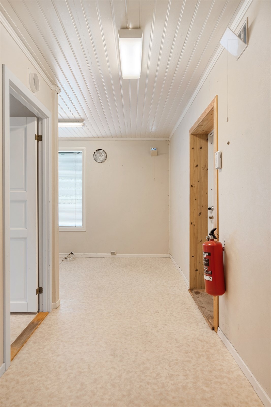 Første etasje har både lagringsmuligheter og plass til kontorløsning. Galleribilde