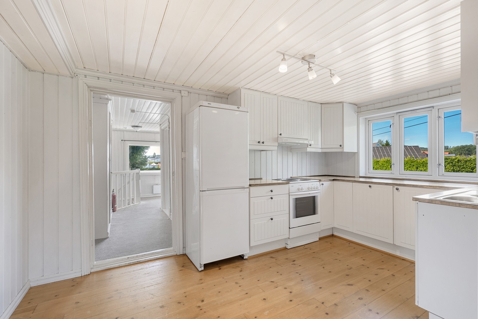 Kjøkkenet har innredning fra 2003 med heltre benkeplater og integrert oppvaskmaskin. Galleribilde