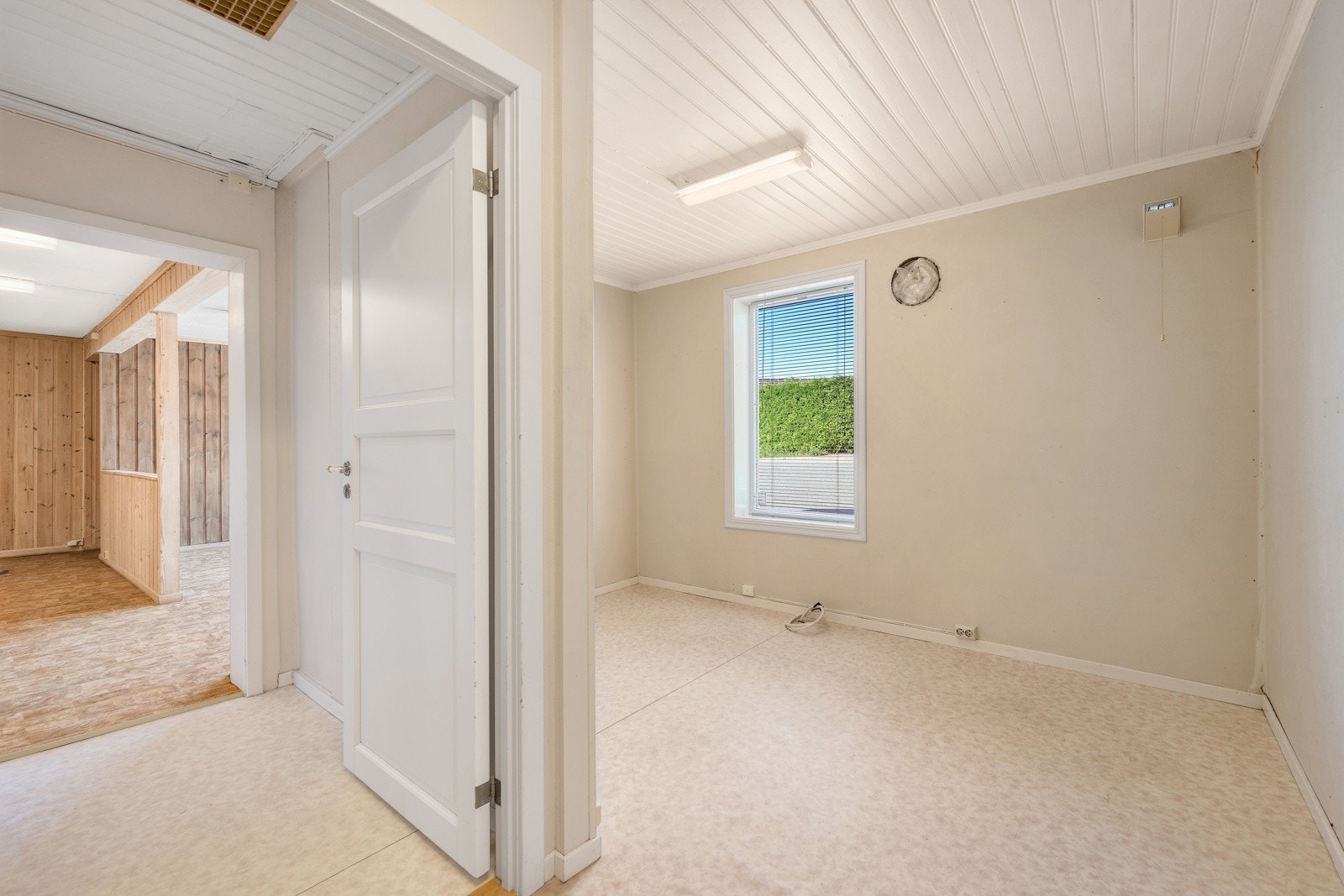 Det er trapp ned til kjeller med tre boder. Kjelleren har også utvendig adkomst. Galleribilde