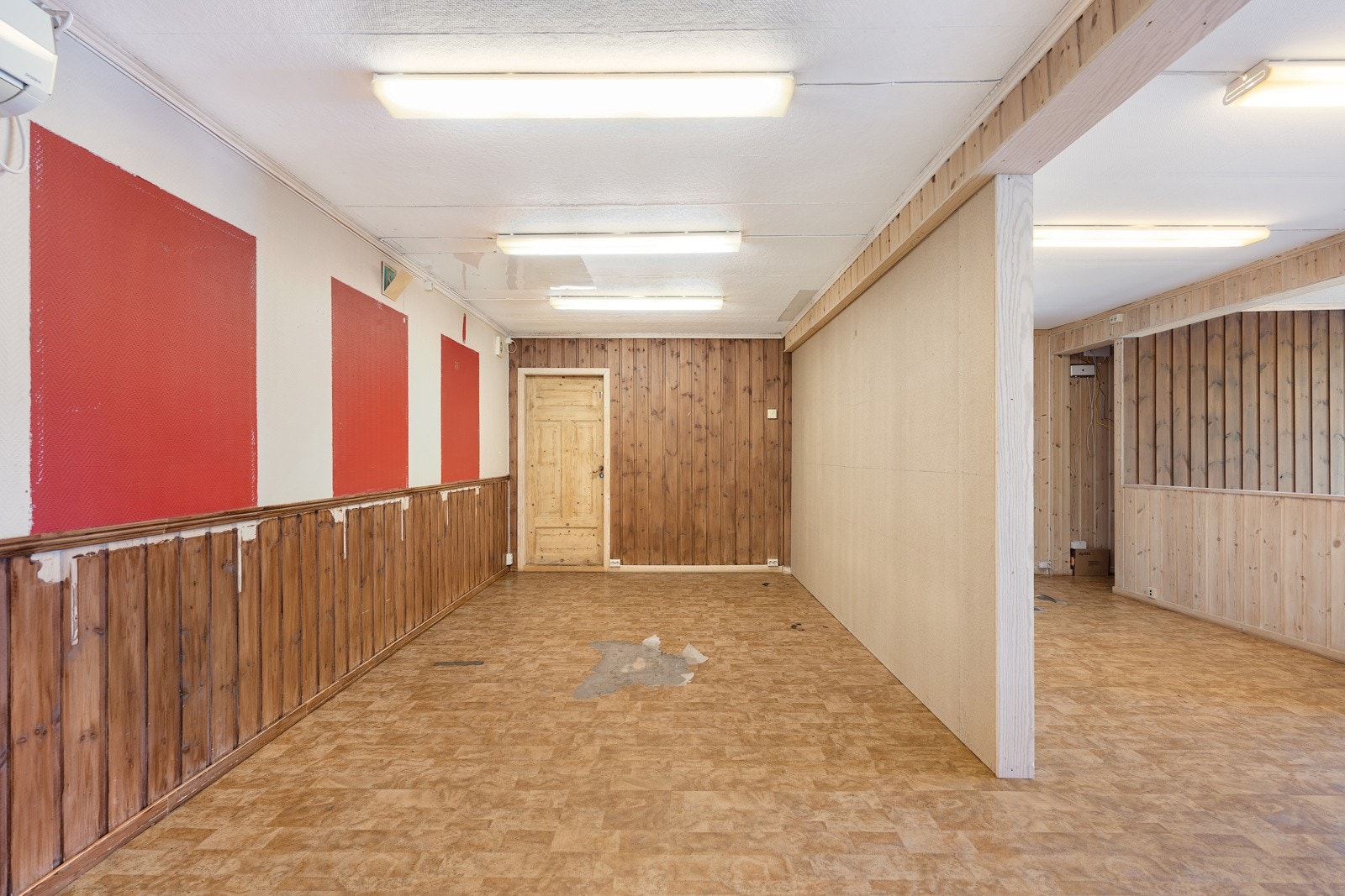 I bakkant er det lokale med nedgang til kjeller. Galleribilde