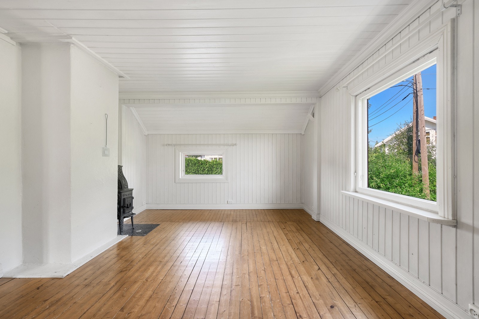 I tillegg til elektrisk oppvarming med panelovner, har leiligheten vedovn i stuen. Galleribilde