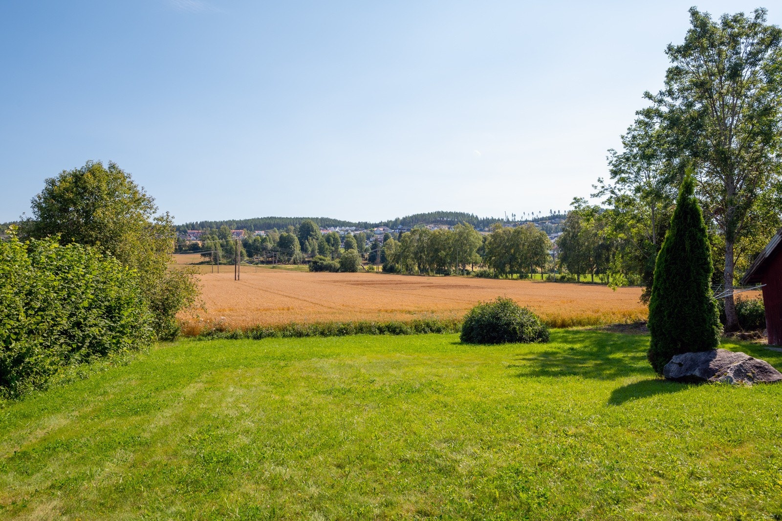 Utsikten er flott over åkerlandskap, og mot Festningsåsen i det fjerne. Galleribilde
