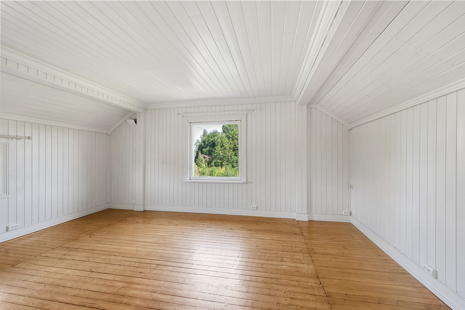 Stuen har plass til sofa, tv-løsning og et lite spisebord. Galleribilde