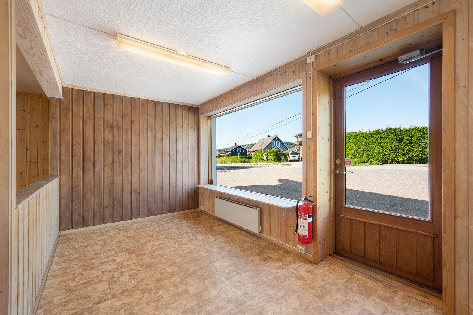 Oppvarming av næringsdelen er med panelovner og luft-til-luft varmepumpe. Galleribilde