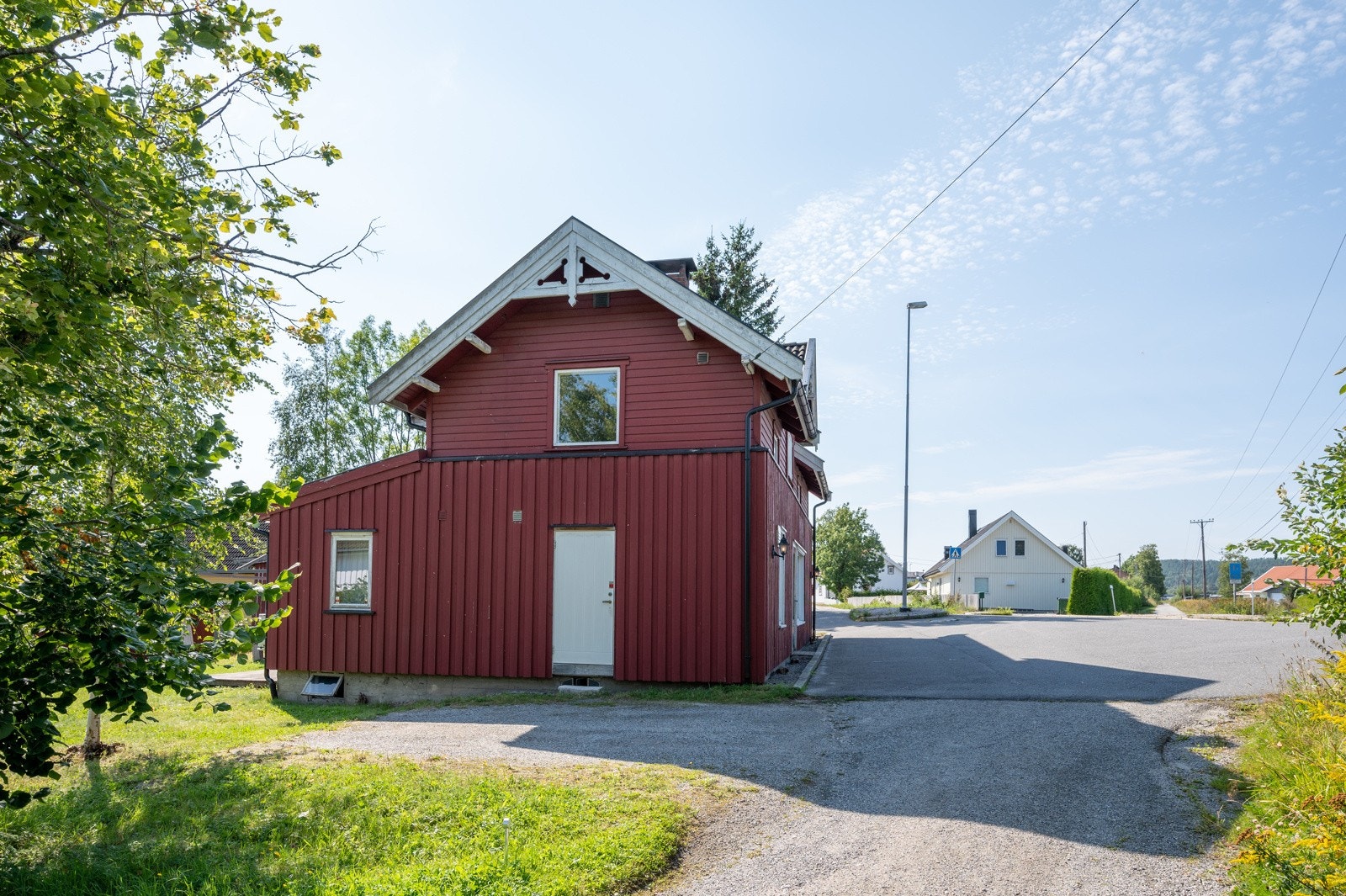 Næringsdelen har ytterdør til entré på siden av bygget, en typisk personalinngang. Galleribilde