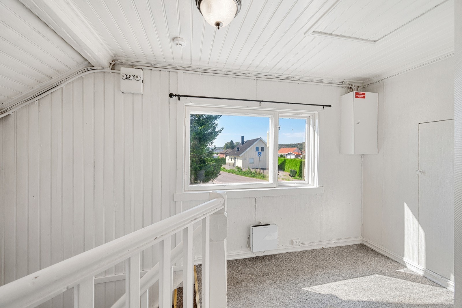 Trapperommet har stort vindu i vestveggen og innebygd skap i veggen. Galleribilde