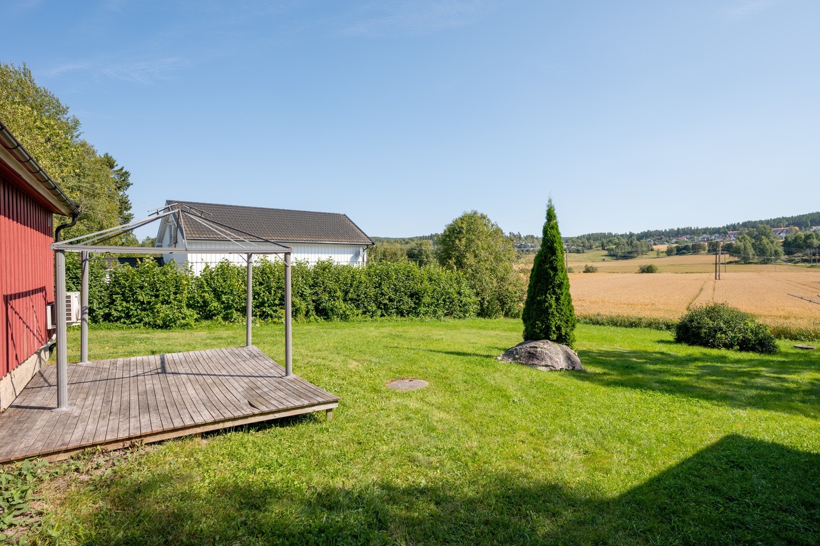 Solforholdene er gode gjennom hele dagen, og i sørøstveggen er det en platting. Galleribilde