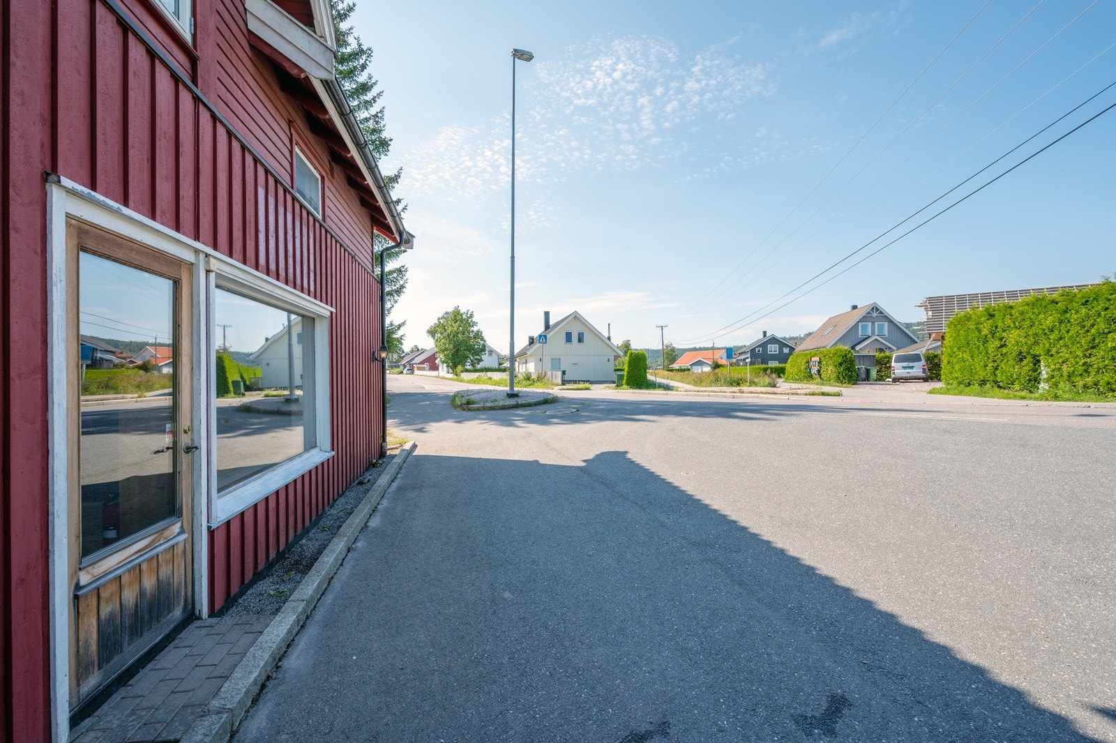 I front av bygget er det dør inn til butikklokalet. Galleribilde