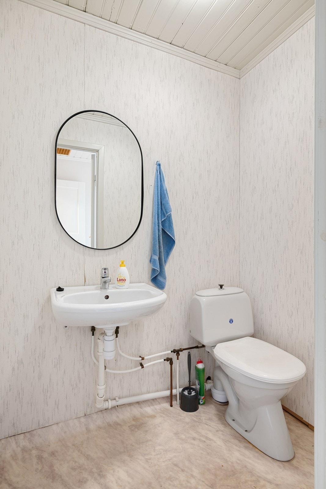 Det er wc-rom i næringsdelen, med toalett, servant og speil. Galleribilde