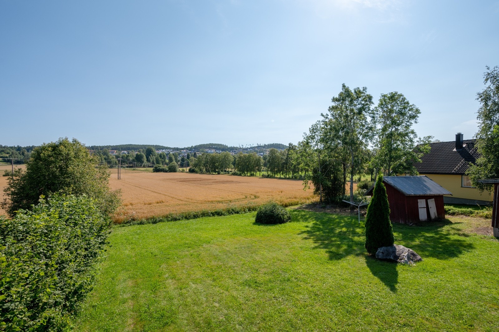 Eiendommen har en eiet tomt på 1 142 kvm som er opparbeidet med stor hage med plen og fin beplantning. Galleribilde