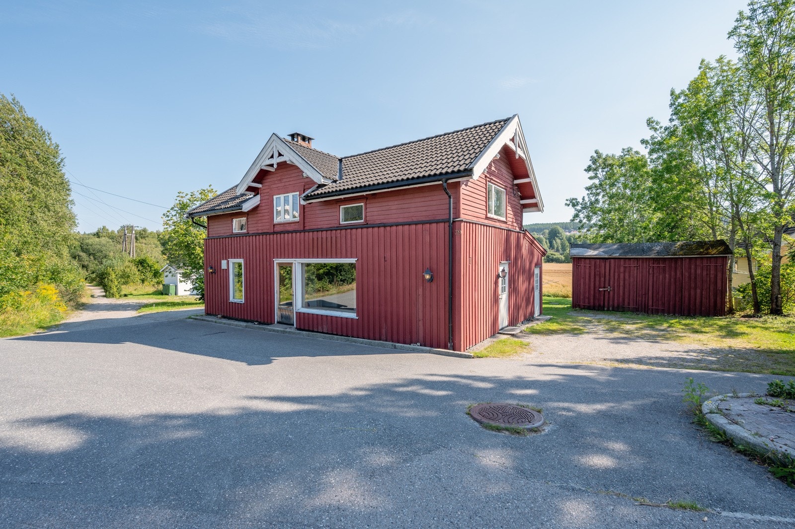 Velkommen til Stasjonsveien 39 og denne kombinasjonseiendommen med næringsdel og boligdel. Galleribilde
