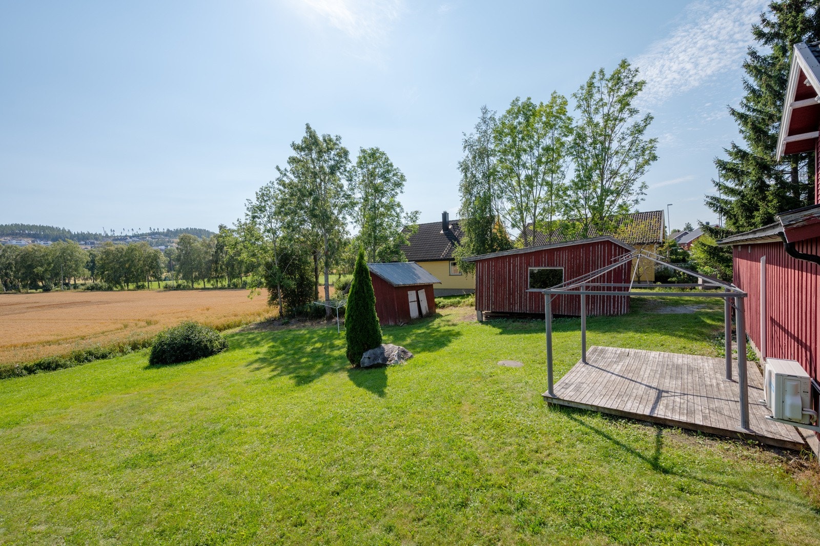 Eiendommen ligger sentralt på Bjørkelangen, få minutters gange fra butikker, kjøpesenter og busstilbud. Galleribilde