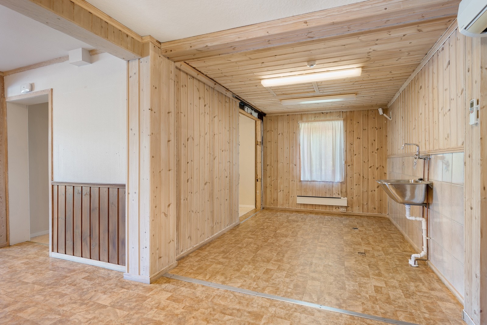 Varmtvannsbereder tilhørende næringsdelen er på 200 liter, og sikringsskapet har automatsikringer. Galleribilde