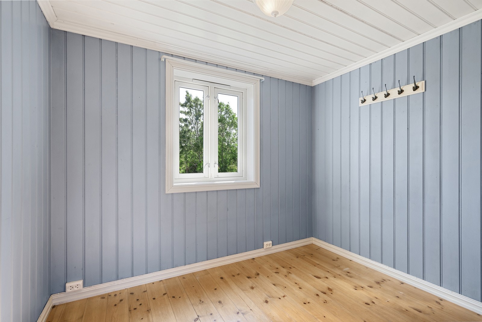 Leiligheten har to soverom, ett malt i lyseblått og det andre i lysegrått. Galleribilde