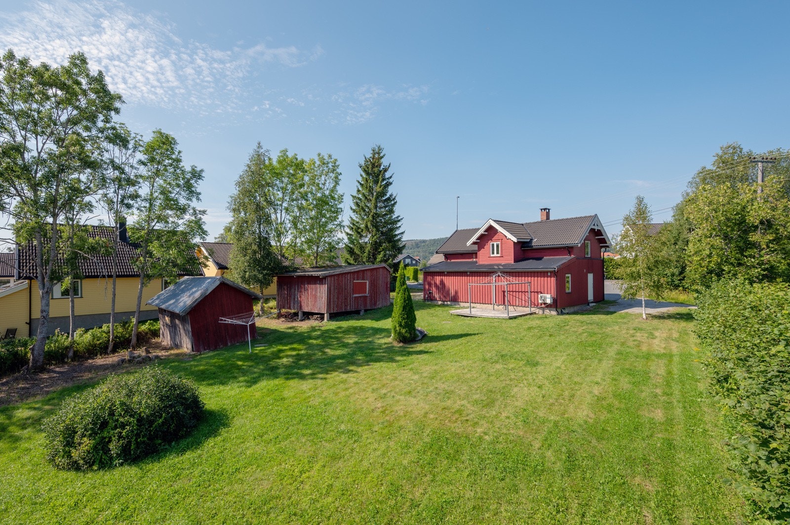 Det er oppført en eldre garasje/uthus på ca. 36 og et uthus på ca. 16 kvm, begge modne for riving. Galleribilde