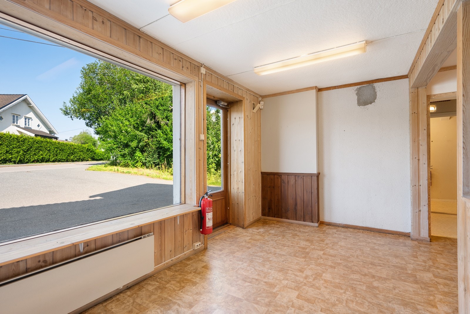 Overflatene består i hovedsak av belegg, panel og malte plater. Renovering og modernisering må påregnes. Galleribilde