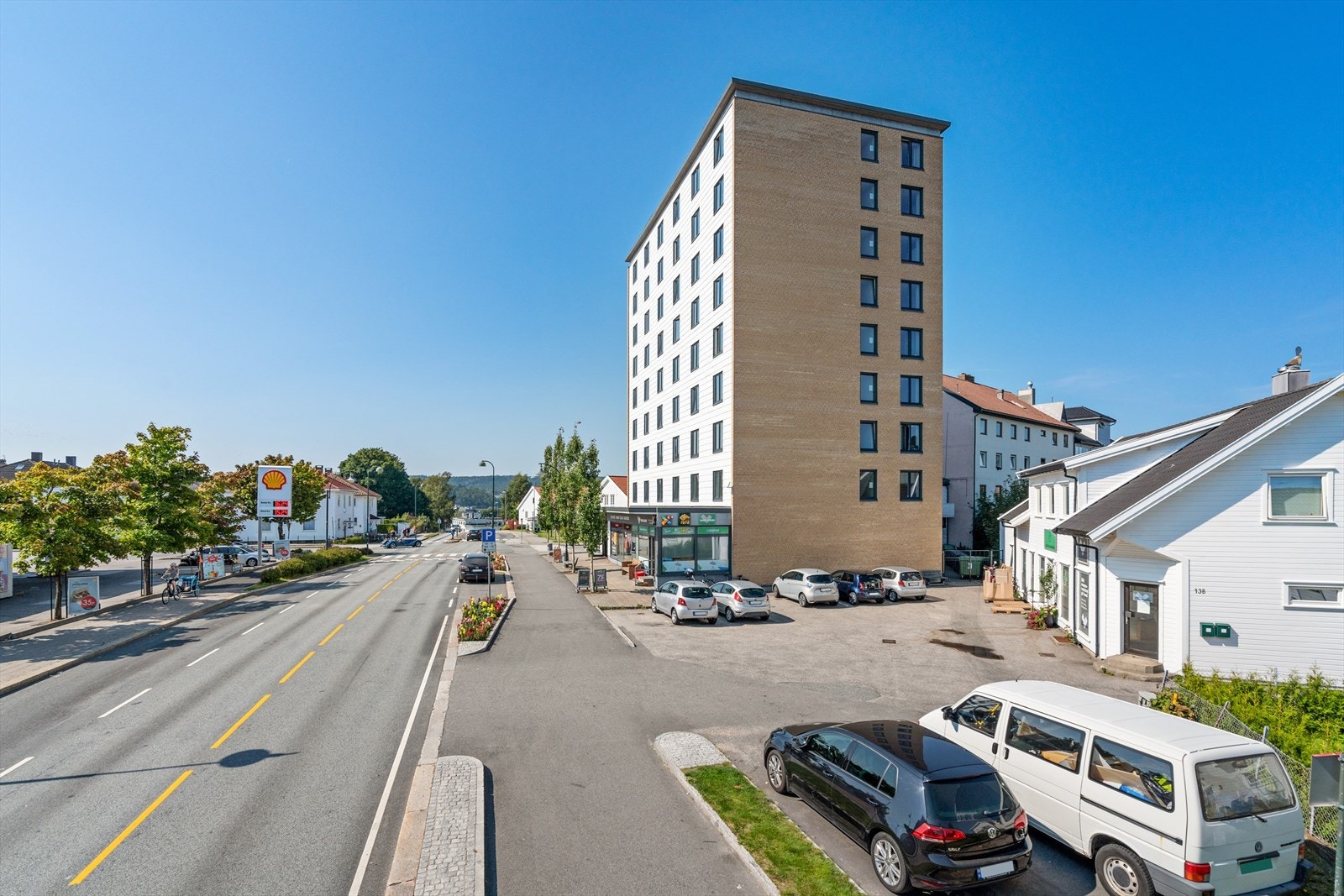 Flytter du til Marviksveien 9 vil du har det aller meste i gang- og sykkelavstand. Du kan gå eller sykle til UiA, sentrum og til bading i Bertes. Du finner forøvrig restaurant i samme bygg, samt bakeri, bensinstatsjon og fysio like ved. Galleribilde