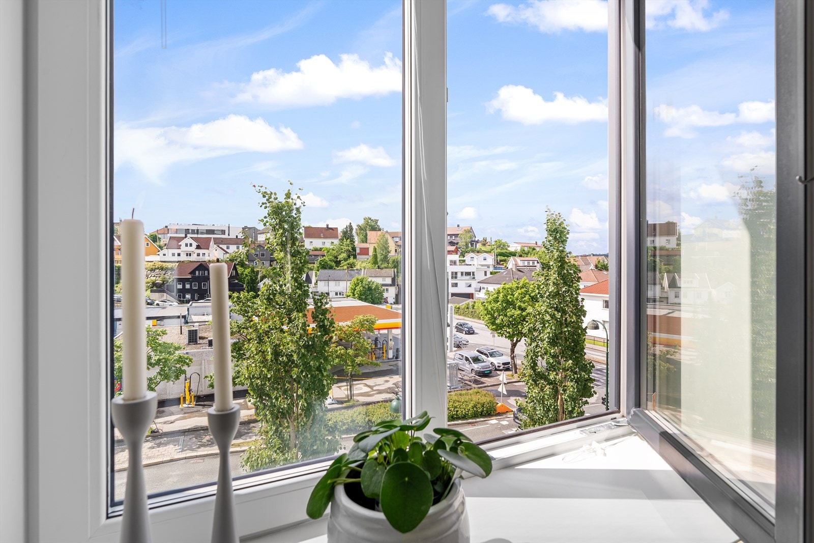 Fra vinduet har du utsikt ut over nærområde. Vinduene ble skiftet i regi av borettslaget i ca 2013. Galleribilde