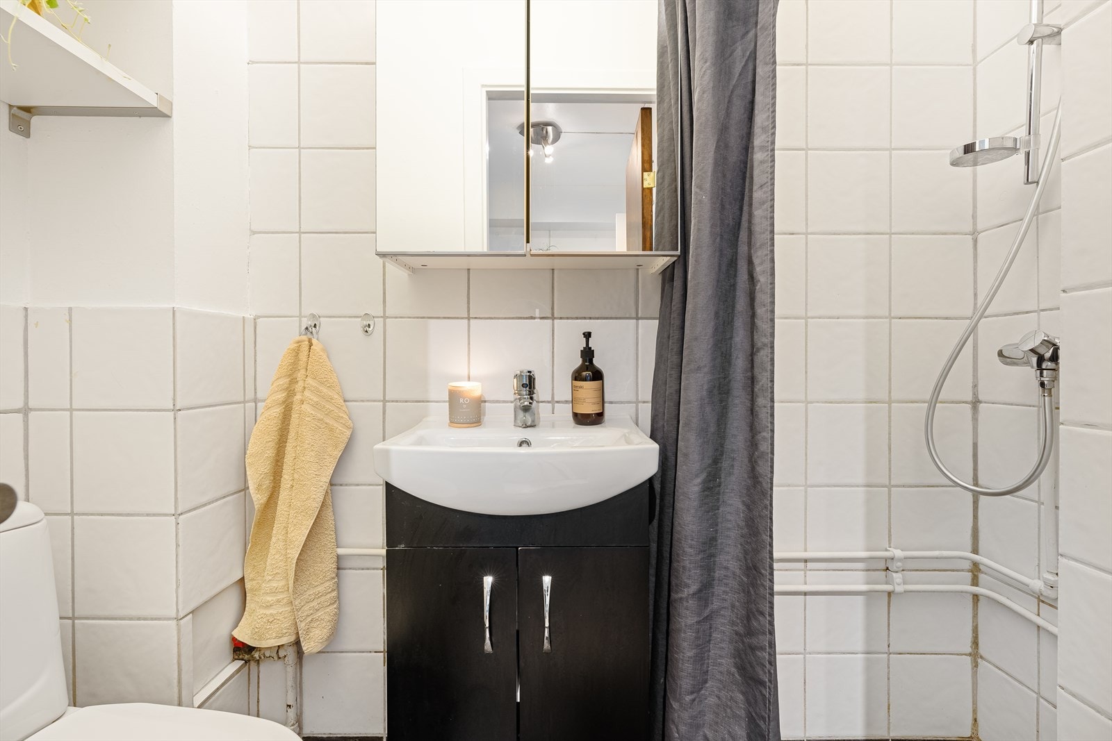Badet inneholder et toalett, baderomsinnredning med speilskap over, samt dusjnisje. Det er felles vaskeri i byggets underetg. Galleribilde