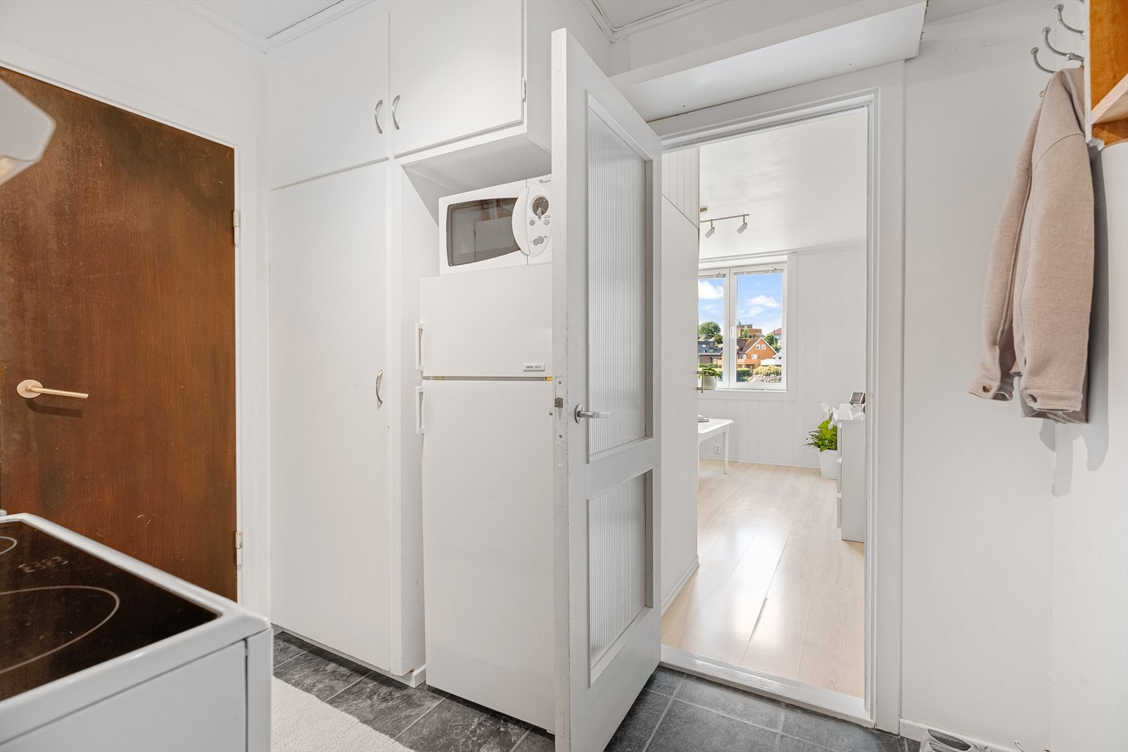 I entreen er det plass til å henge fra deg sommerjakken og sette fra deg skoene. Du finner like over gangen ekstra lagringsplass i bod/skap tilhørende leiligheten. I ca 2012 ble det lagt nytt gulv i entre/kjøkken. Galleribilde
