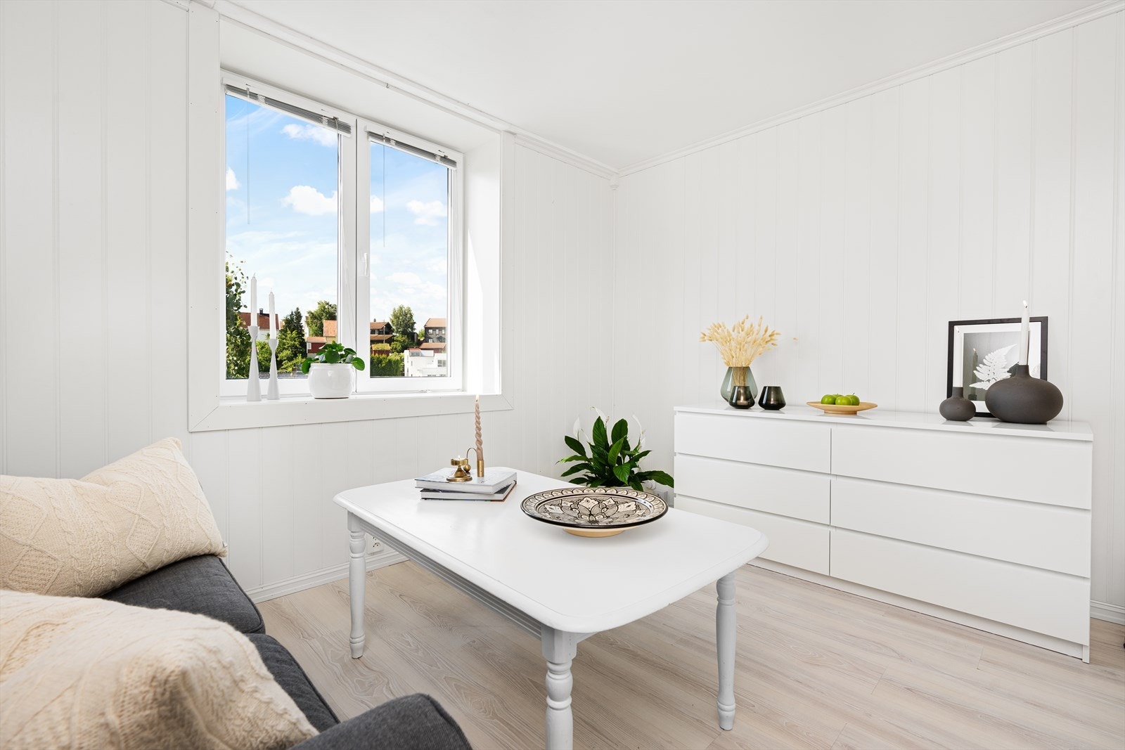 Leiligheten oppleves lys og innbydende med plass til det du behøver. Her finner du en entre, stue/soveplass, kjøkken, samt bad. Galleribilde